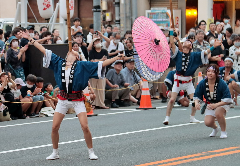 日本鳥取。米子巨大祭 がいな祭り︱萬燈齊飛揚。單人鼎起數十公