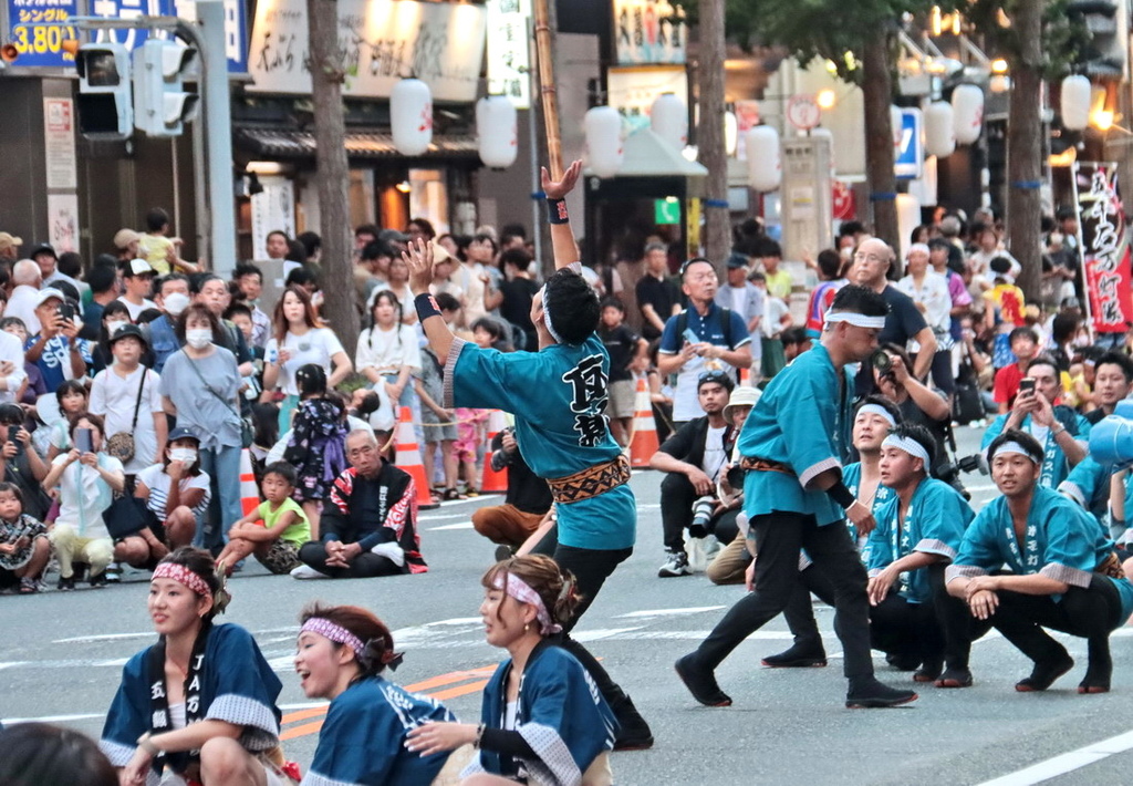 日本鳥取。米子巨大祭 がいな祭り︱萬燈齊飛揚。單人鼎起數十公