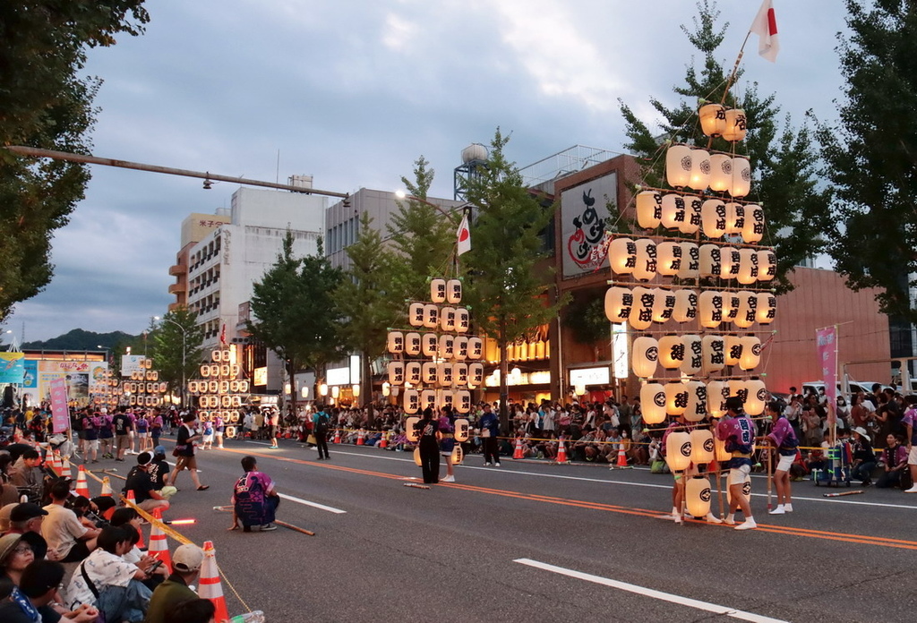 日本鳥取。米子巨大祭 がいな祭り︱萬燈齊飛揚。單人鼎起數十公