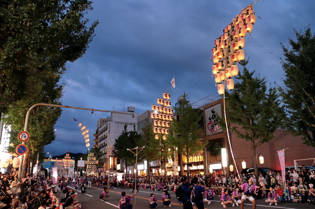日本鳥取。米子巨大祭 がいな祭り︱萬燈齊飛揚。單人鼎起數十公