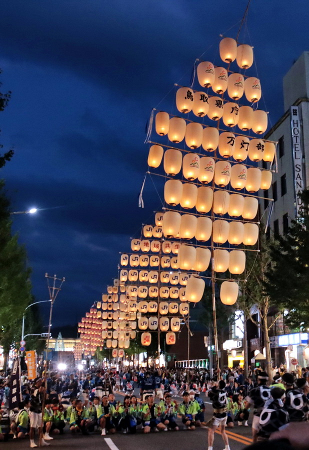 日本鳥取。米子巨大祭 がいな祭り︱萬燈齊飛揚。單人鼎起數十公