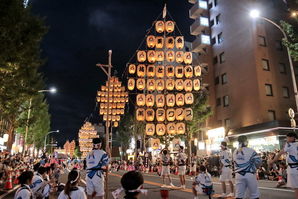 日本鳥取。米子巨大祭 がいな祭り︱萬燈齊飛揚。單人鼎起數十公