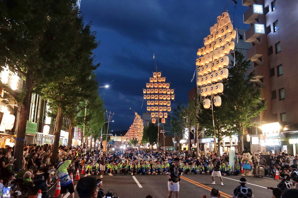 日本鳥取。米子巨大祭 がいな祭り︱萬燈齊飛揚。單人鼎起數十公