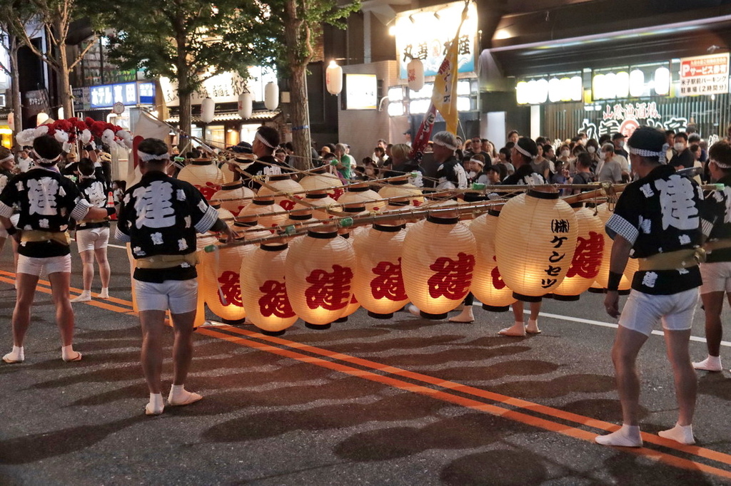 日本鳥取。米子巨大祭 がいな祭り︱萬燈齊飛揚。單人鼎起數十公