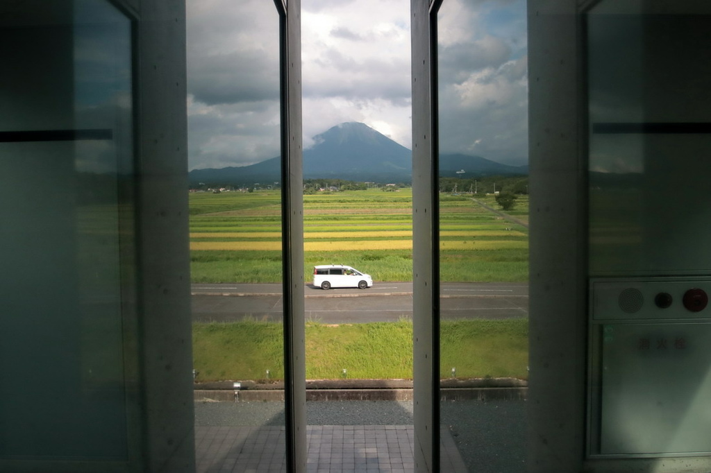 日本鳥取∣植田正治寫真美術館　借景鳥取小富士山。高松伸代表建