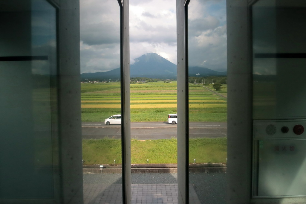 日本鳥取∣植田正治寫真美術館　借景鳥取小富士山。高松伸代表建