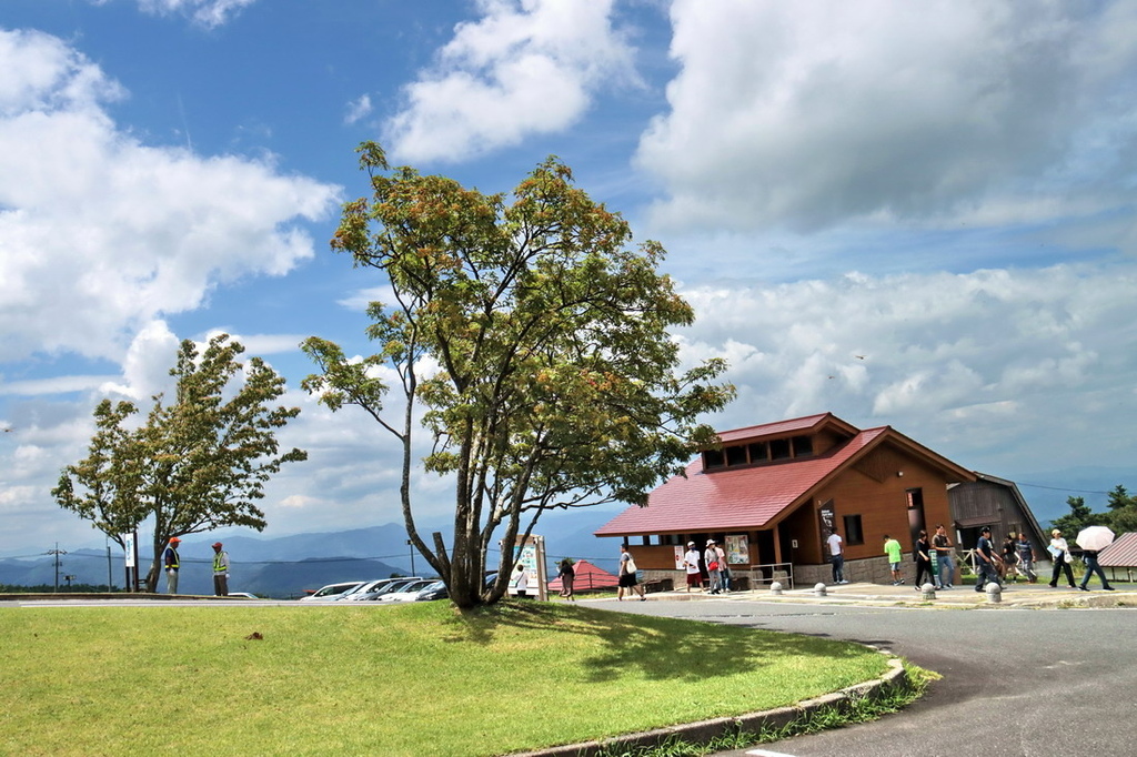 日本鳥取∣大山牧場牛奶故鄉　面向大山喀一支牛奶霜淇淋。搭纜車