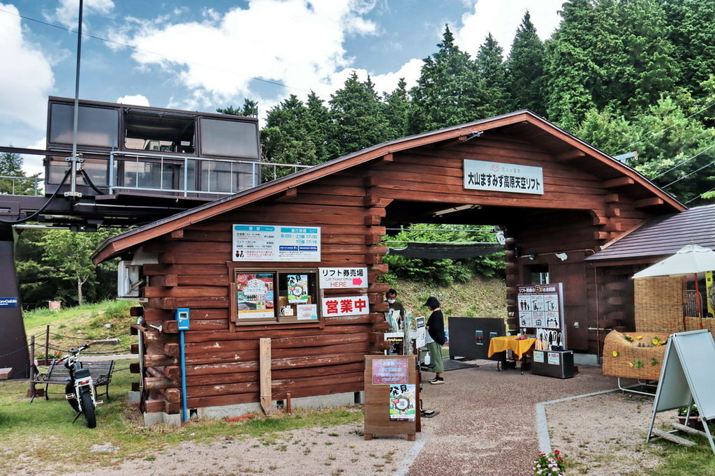 日本鳥取∣大山牧場牛奶故鄉　面向大山喀一支牛奶霜淇淋。搭纜車