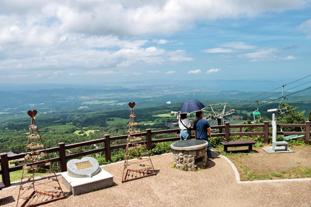 日本鳥取∣大山牧場牛奶故鄉　面向大山喀一支牛奶霜淇淋。搭纜車