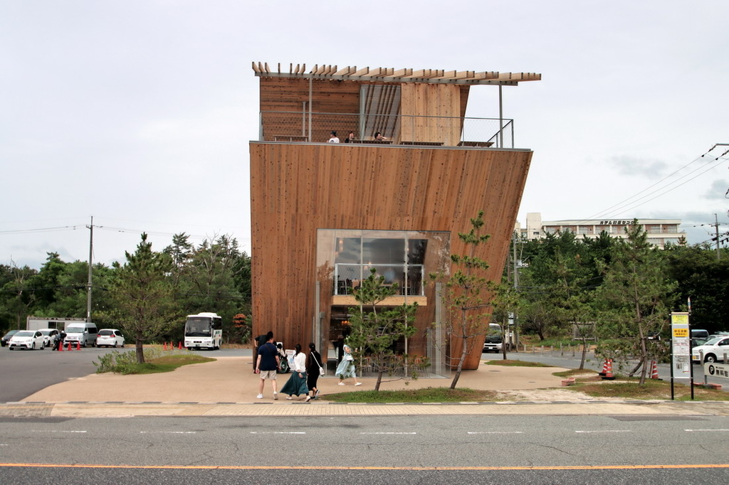 日本鳥取｜高濱咖啡館Takahama Café。隈研吾設計。