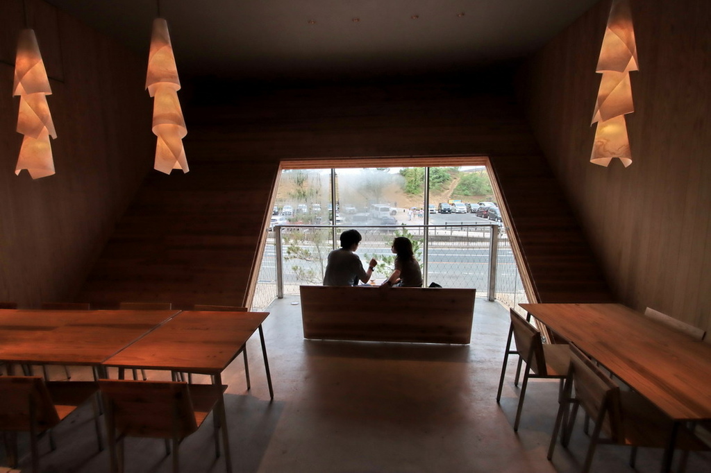 日本鳥取｜高濱咖啡館Takahama Café。隈研吾設計。