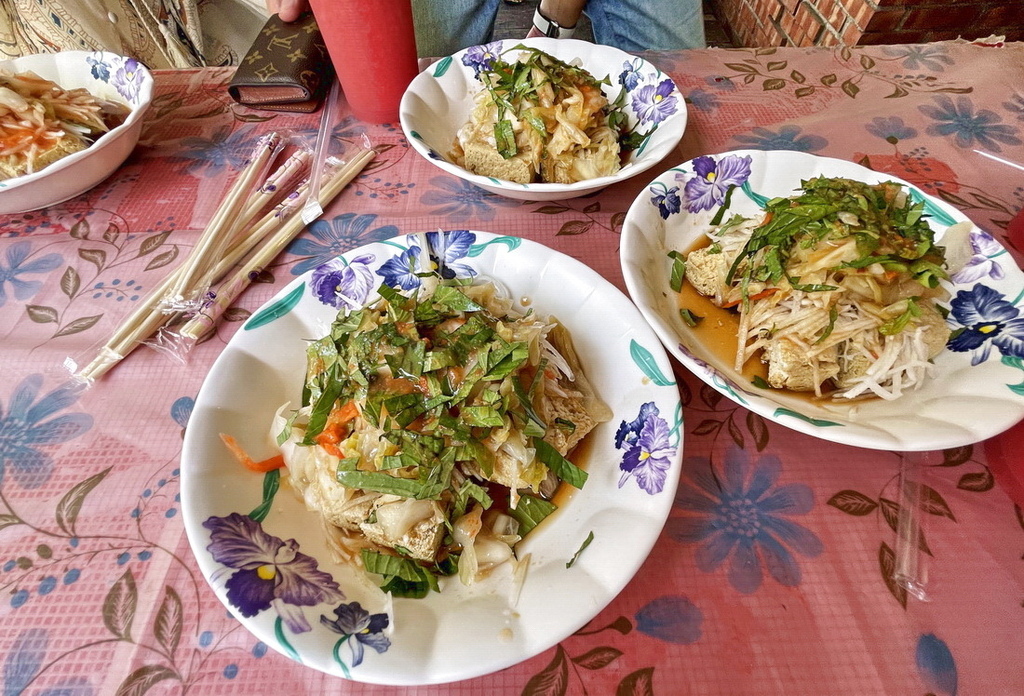 花蓮∣玉里橋頭臭豆腐。超人氣排隊小吃。獨創台式泡菜+泰式青木