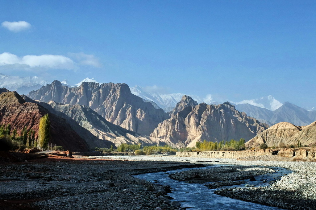 南疆中巴公路。其克拉孜冰川︱紅、白、黑三個世界。近觀腳下綿延