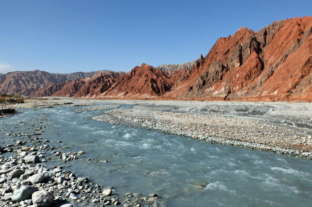 南疆中巴公路。其克拉孜冰川︱紅、白、黑三個世界。近觀腳下綿延