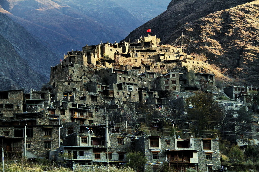 四川∣色爾古藏寨。阿壩州的小布達拉宮。登高4860公尺、眺望