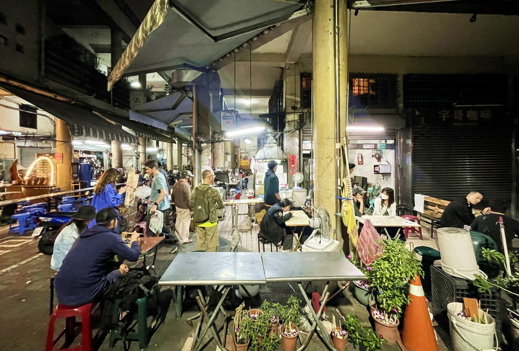 台南中西區∣福昇小食鱔魚意麵。永樂市場騎樓下人氣老店。經典小