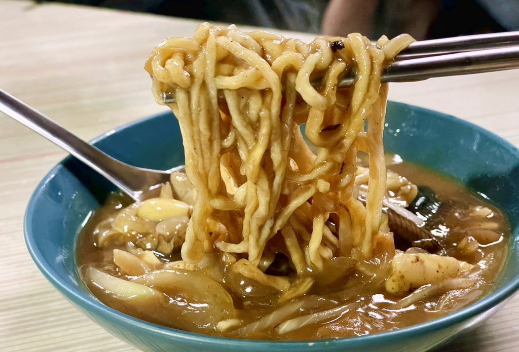 台南中西區∣福昇小食鱔魚意麵。永樂市場騎樓下人氣老店。經典小