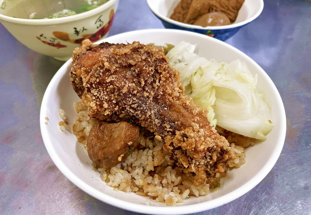 台南歸仁區∣蒜頭飯。長榮大學旁、超人氣小吃。必點古早味炸雞腿