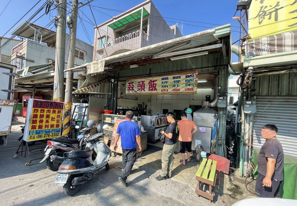 台南歸仁區∣蒜頭飯。長榮大學旁、超人氣小吃。必點古早味炸雞腿