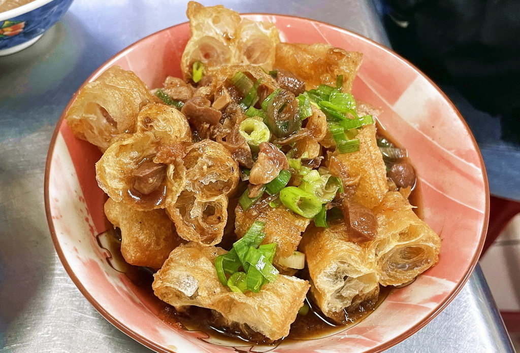 台南歸仁區∣蒜頭飯。長榮大學旁、超人氣小吃。必點古早味炸雞腿