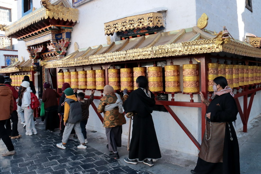 西藏拉薩。八廓街大昭寺︱朝拜西藏地位最崇高寺廟。藏族人一生中