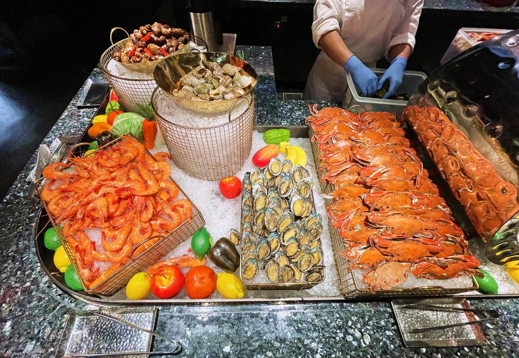 台北。島語自助餐廳∣8大餐檯、超過200道菜色。一餐檯配一款