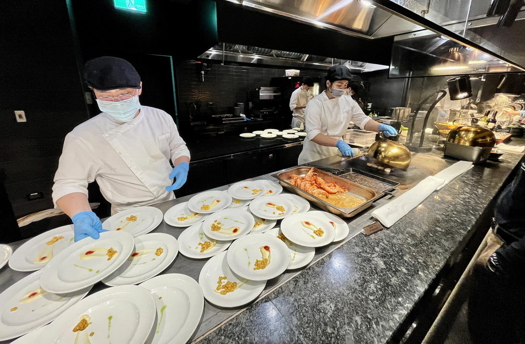 台北。島語自助餐廳∣8大餐檯、超過200道菜色。一餐檯配一款