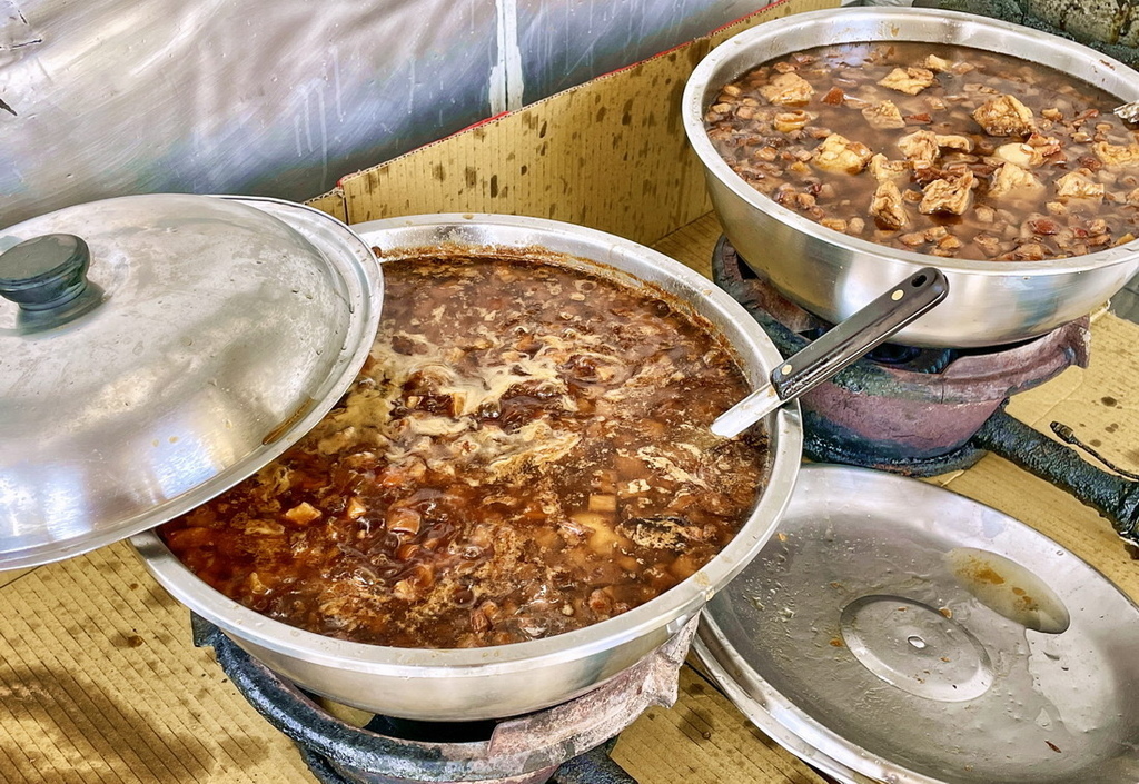 台南北區。阿興虱目魚︱肉厚大片魚皮湯，樸實美味肉燥飯、蒜頭飯