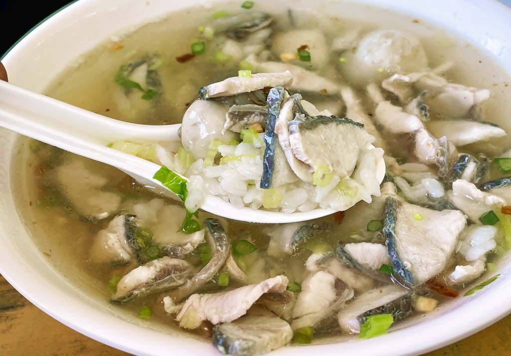 台南北區。阿興虱目魚︱肉厚大片魚皮湯，樸實美味肉燥飯、蒜頭飯