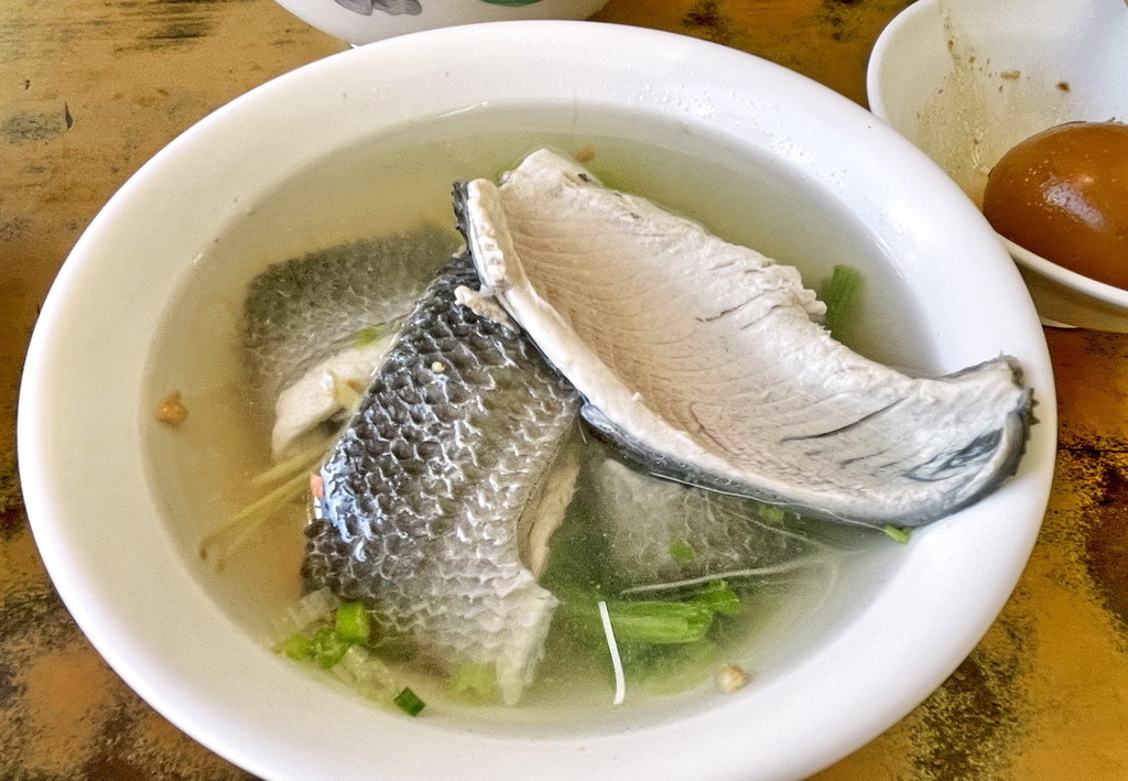 台南北區。阿興虱目魚︱肉厚大片魚皮湯，樸實美味肉燥飯、蒜頭飯