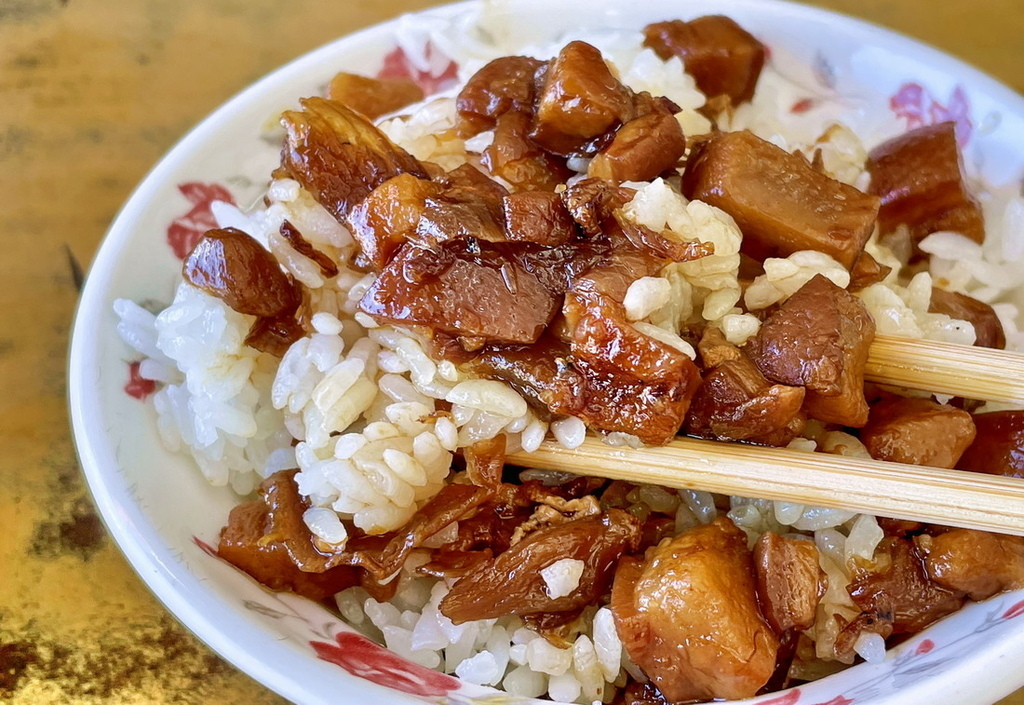 台南北區。阿興虱目魚︱肉厚大片魚皮湯，樸實美味肉燥飯、蒜頭飯