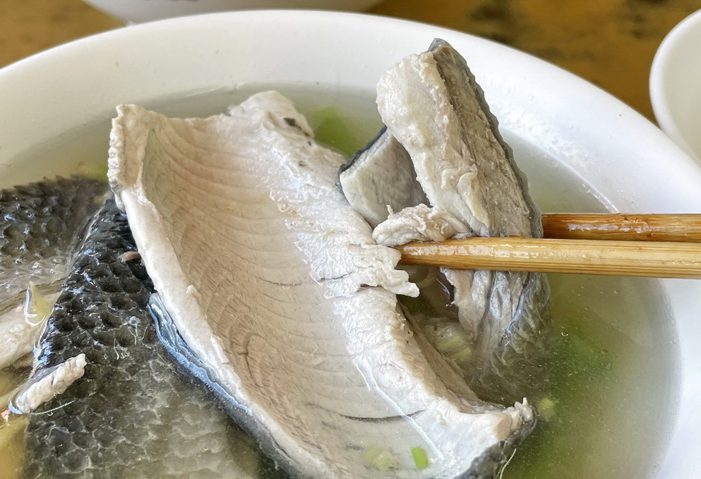 台南北區。阿興虱目魚︱肉厚大片魚皮湯，樸實美味肉燥飯、蒜頭飯