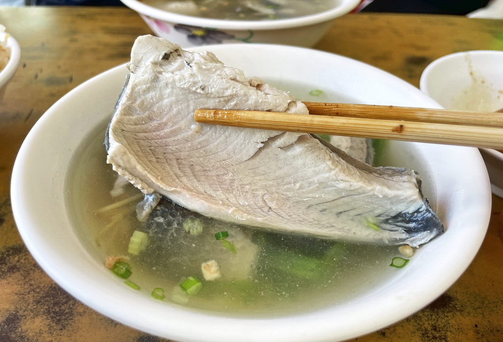 台南北區。阿興虱目魚︱肉厚大片魚皮湯，樸實美味肉燥飯、蒜頭飯