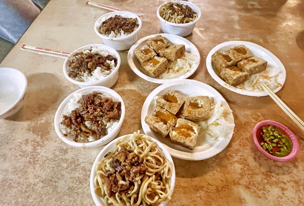 台中神岡。風飛沙小吃店∣隱身鄉間小路。臭豆腐、炸皮蛋佐泰式沾