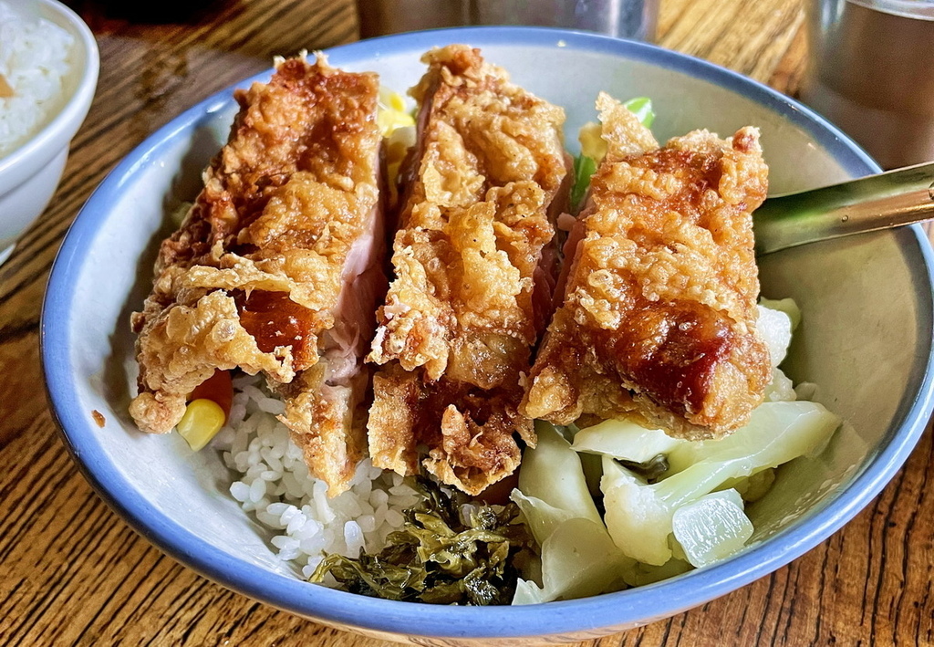 新北三峽。東道飲食亭︱肉厚多汁古早味排骨飯、炸雞腿飯。搭碎冰