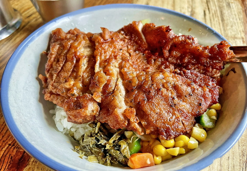 新北三峽。東道飲食亭︱肉厚多汁古早味排骨飯、炸雞腿飯。搭碎冰