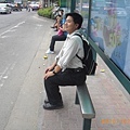 99年3月第一次到廣州孫肇宜帶我去天河看到只能坐三分之一板凳的公車候車亭出.jpg