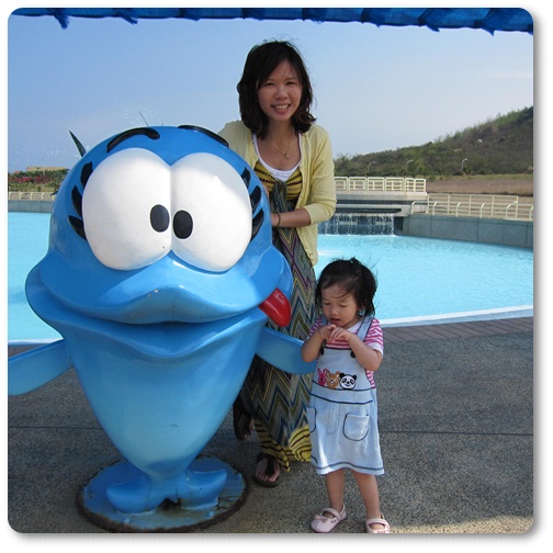 海生館內Q版魚類公仔，請注意熊ㄇㄟ的pose