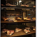 小銅板牛排裡面有個透明的大冰箱，用來保存肉品