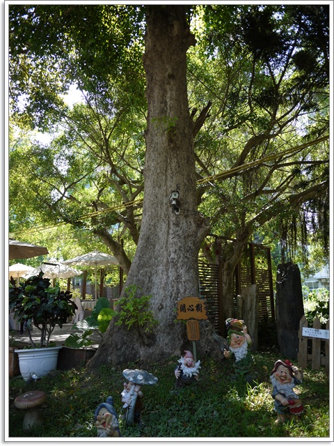 由可爱小矮人雕像环绕的开心树.