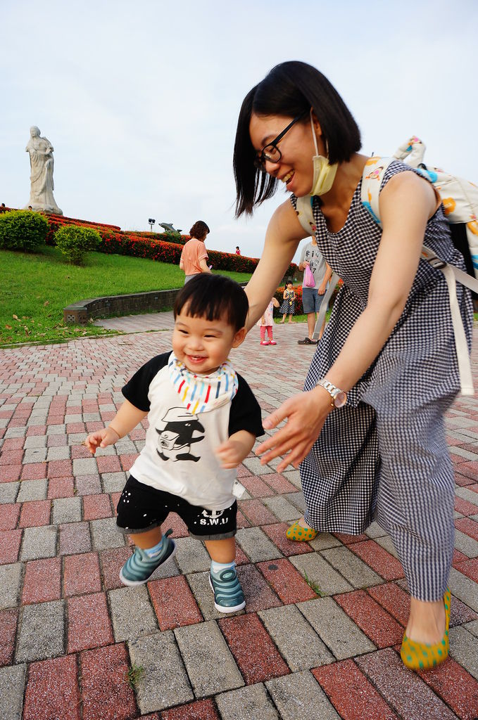 彥辰1歲1個月(53)，林默娘公園學走.JPG