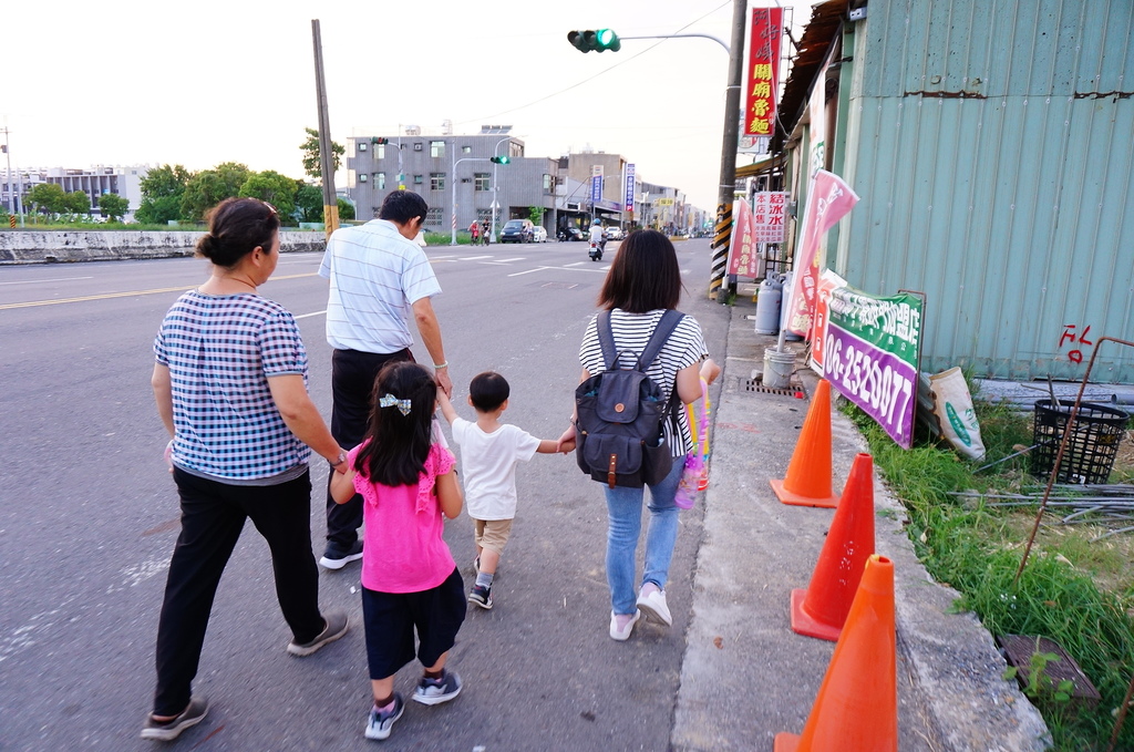 回關廟老家，阿公阿嬤牽手去吃飯 (1).JPG