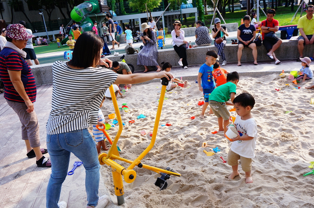 屏東-和平公園共融遊戲場 (2).JPG