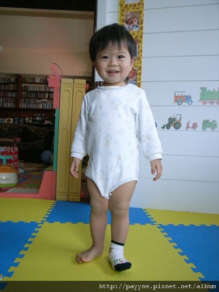2010.04.28-單腳襪子造型很酷吧