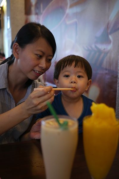 2010.08.28-一旁的同名咖啡館，外觀看來還不錯，裡頭卻"台"到不行...