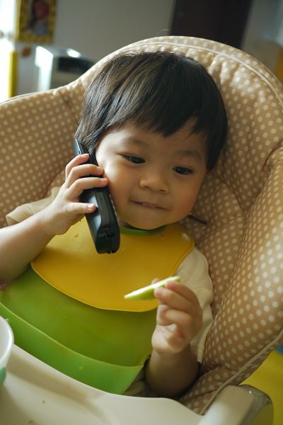 2010.09.14-中餐吃到最後--水果時間，爸比打電話來，望著心愛的芭樂還是很認真地在跟爸比說話