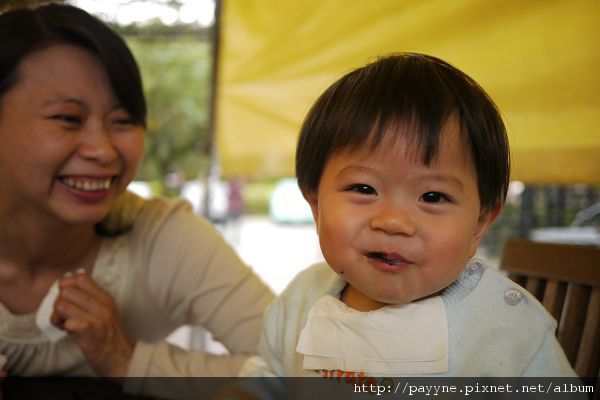 20100425-嘿嘿！黑芝麻醬燒餅果然好吃，不過接下來你可別嚇到……