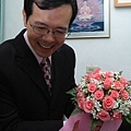 拎著捧花要去接新娘囉