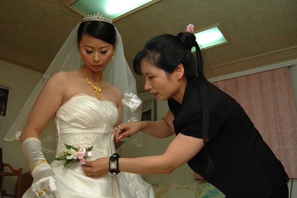 小姑姑幫我別上真花