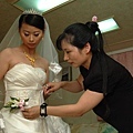 小姑姑幫我別上真花